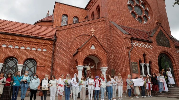 Protesto akcija Minske prie šv. Simono ir šv. Elenos bažnyčios, vadinamosios Raudonosios bažnyčios