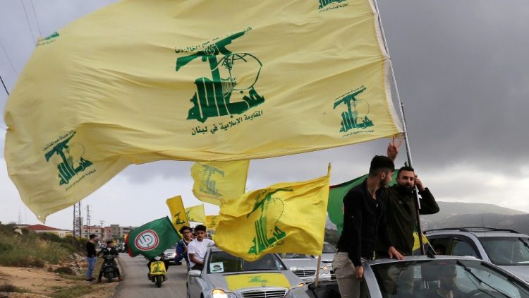 Hezbollah organizacijos nariai grasina pradėti karą su Izraeliu. Pasirodė pranešimų, kad jie kaupia arsenalus gyvenamuose kvartaluose, keldami pavojų civiliams