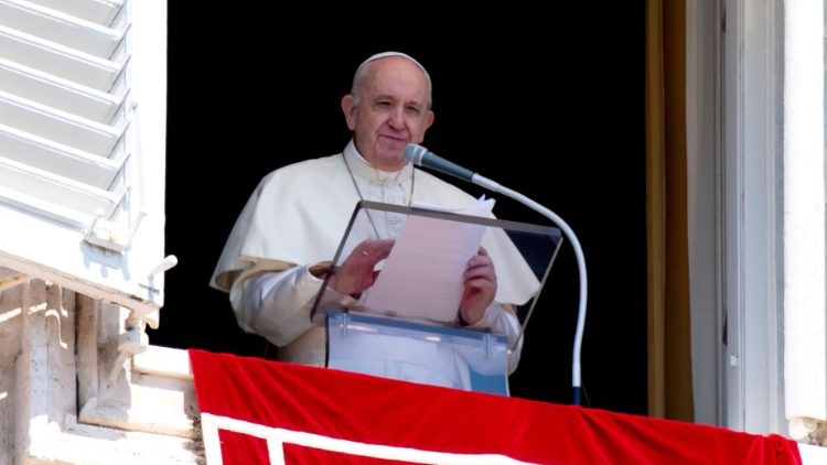 El Papa desde el balcón del Palacio Apostólico. 