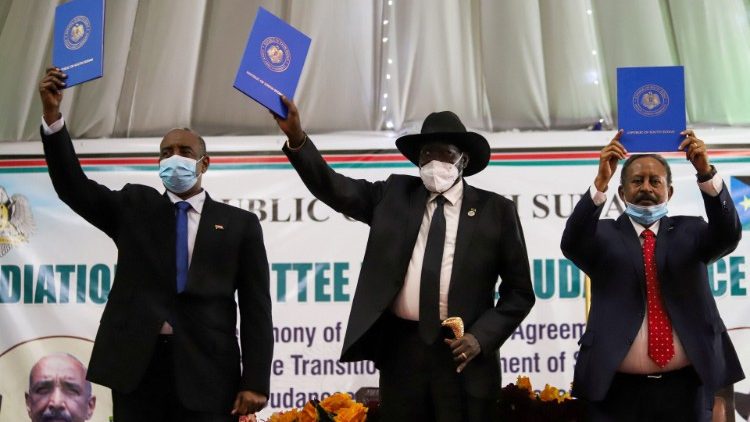 Il presidente Salva Kiir (al centro) in occasione della firma di un precedente accordo siglato con cinque gruppi di ribelli 