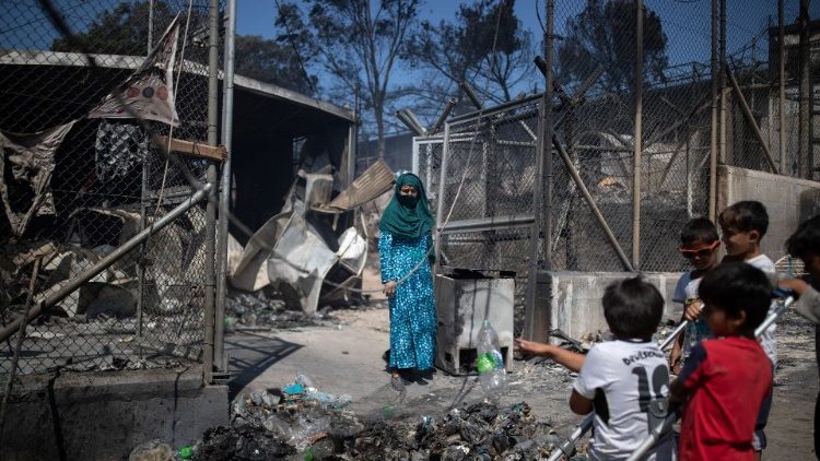 लेसबोस में जला हुआ मोरिया शरणार्थी कैंप