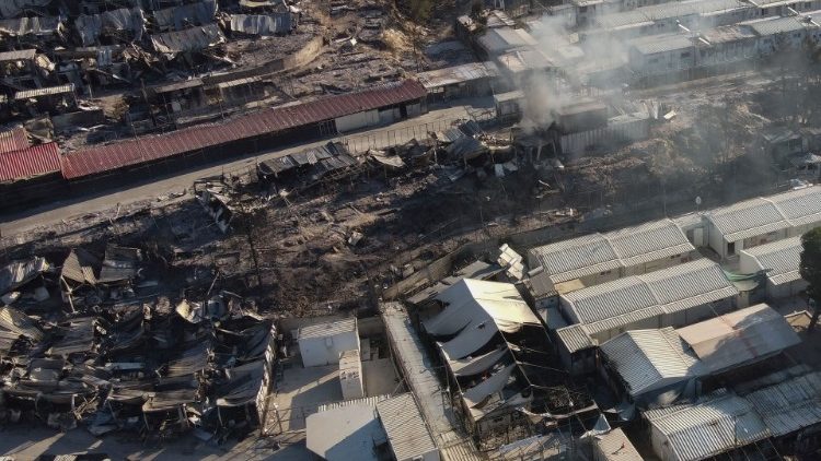 आगजनी के बाद लेस्बोस के मोरिया शिविर का एक हवाई दृश्य,  तस्वीरः 10.09.2020