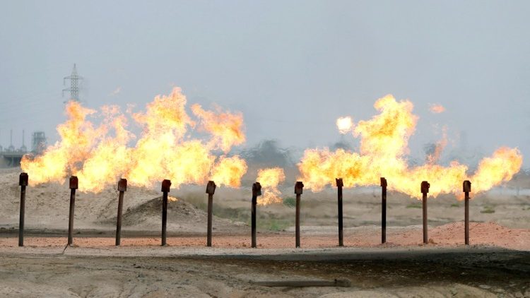 Chamas em estação no campo petrolífero de al-Zubair, perto de Basra 