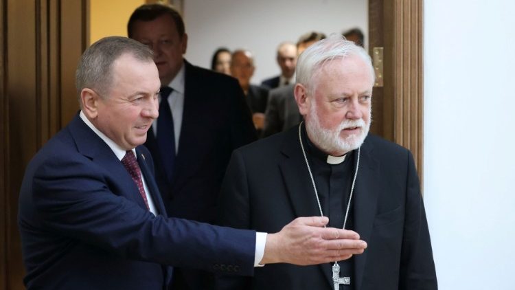 Arcibiskup Gallagher s běloruským ministrem zahraničí Vladimírem Makeiem