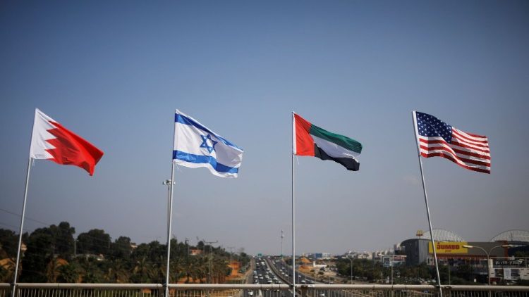 Le bandiere di Bahrein, Israele, Emirati Arabi Uniti, Stati Uniti a Netanya in Israele
