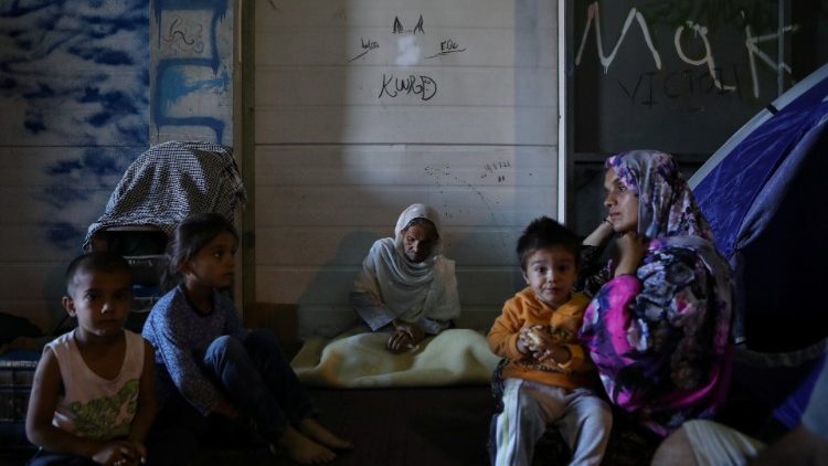 मोरिया कैंप से बाहर शरणार्थी और बच्चे
