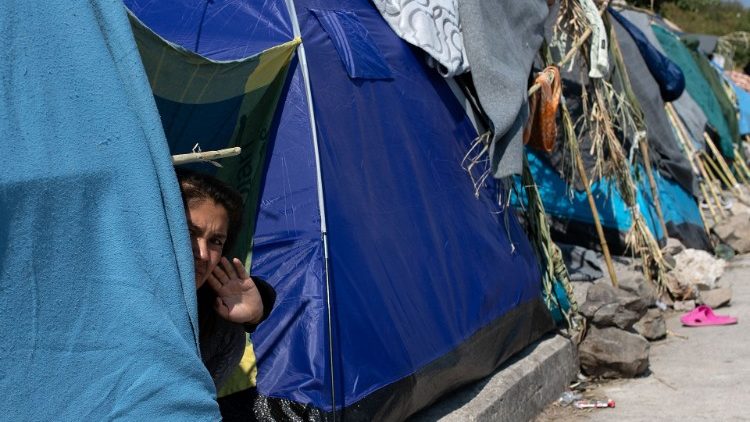 Refugiados y migrantes del destruido campo de Moria, en un nuevo campo temporal, en la isla de Lesbos