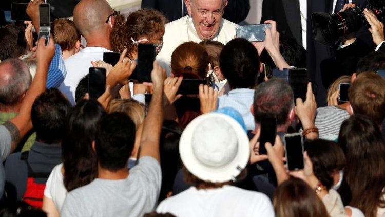 Le Pape François saluant les fidèles lors de l'audience générale