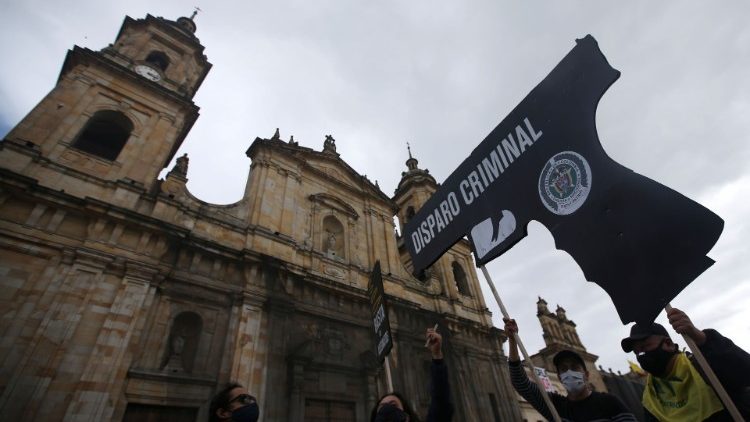Proteste gegen die Gewaltwelle vor der Kathedrale in Bogotà
