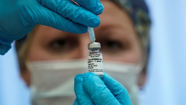 No registro da foto, uma enfermeira prepara a vacina russa "Sputnik-V"