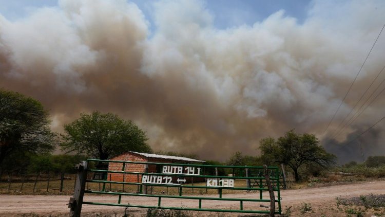 Incendio se acerca a una estancia en el Chaco paraguayo, occidente del país, que produce gran parte de la actividad agropecuaria en el PIB nacional. 