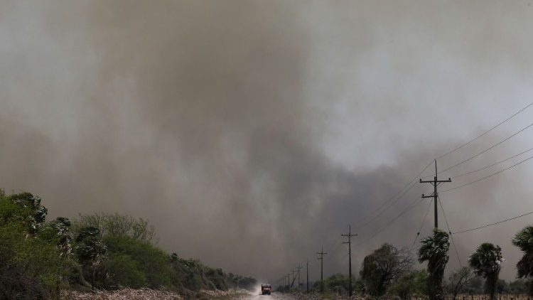 El humo de los incendios forestales cubren vastas zonas rurales y se acerca a las zonas urbanas