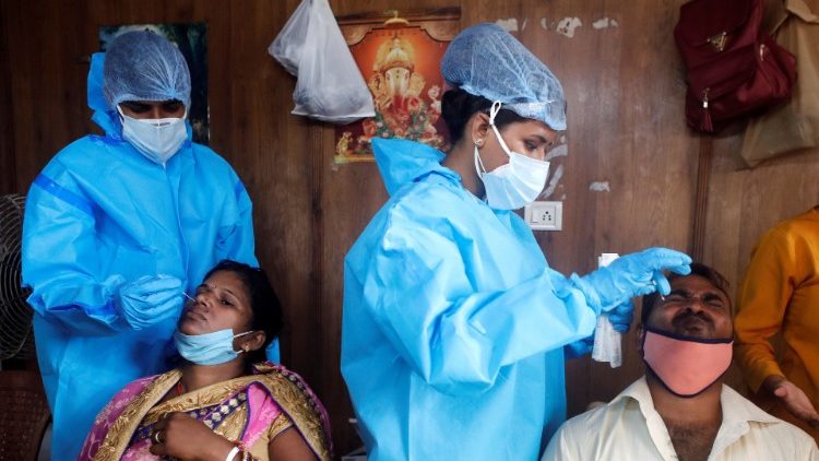 A la gare de Bombay, des soignants procèdent à des tests PCR sur des migrants rentrés de leur village d'origine, le 3 octobre dernier.  Selon des chiffres officiels, plus de 7 millions d'Indiens ont été infectés par la Covid-19