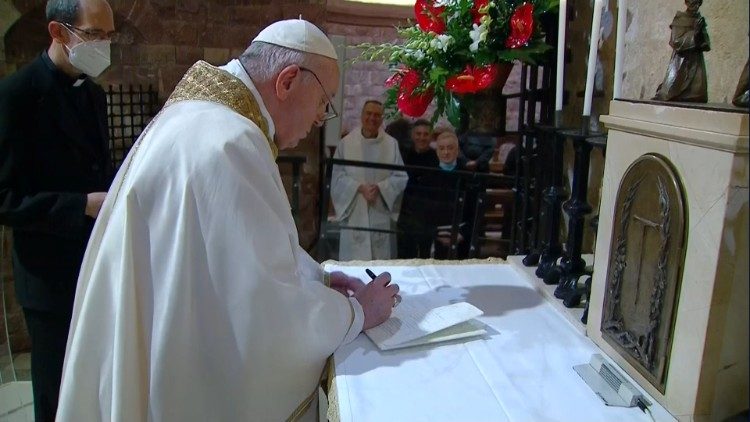 Papa Francisco assinando a "Fratelli tutti"