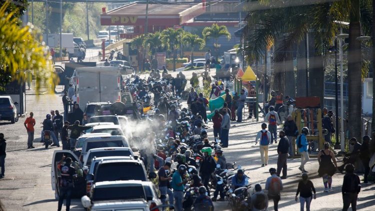 Venezuela, auto in coda per rifornirsi di carburante