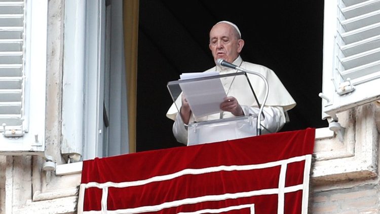 Papa Francisc se roagă pentru victimele incendiului de la Spitalul Județean din Piatra Neamț.