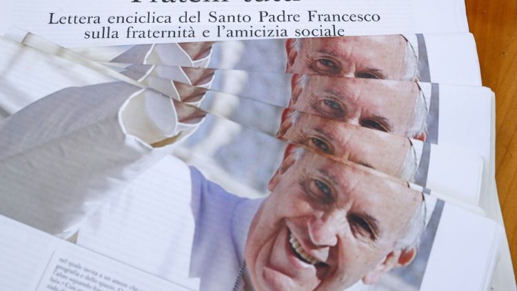 L'encyclique "Fratelli tutti" éditée par l'Osservatore Romano