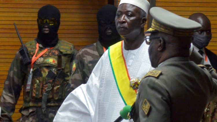 Il nuovo presidente ad interim del Mali, Bah Ndaw, durante la cerimonia di insediamento del 25 settembre