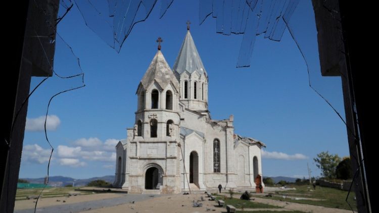 Katedrála arménské apoštolské v Suše (Náhorní Karabach) poškozená při nedávném ostřelování