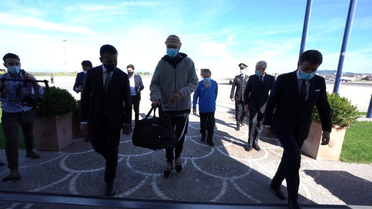 意大利總理到機場迎接馬卡利神父