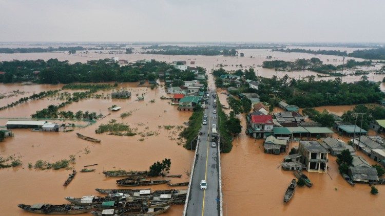 Villages inondés dans la province de Quang Tri au Vietnam, le 13 octobre 2020