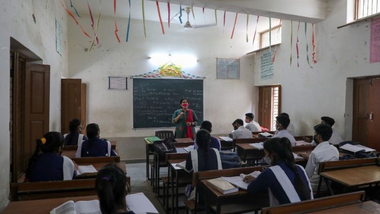 कोविद-19 महामारी के दौरान नकाब लगाये भारतीय शिक्षक और छात्र
