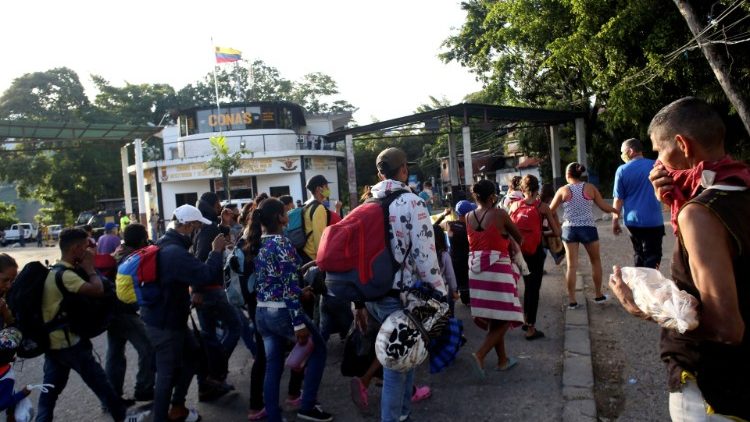 Migrantes venezolanos caminan hacia la frontera con Colombia en San Cristobal