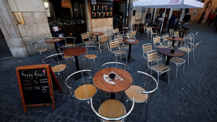Na Itália bares e restaurantes fecham mais cedo.