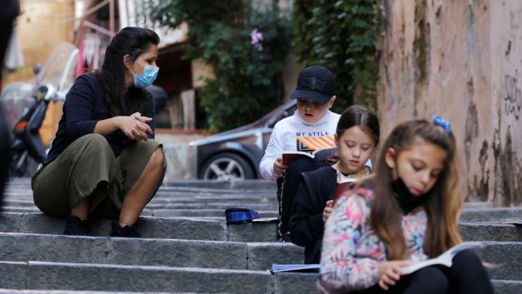Com as escolas fechadas na região da Campanha, na Itália, professora de Nápoles improvisa as aulas 