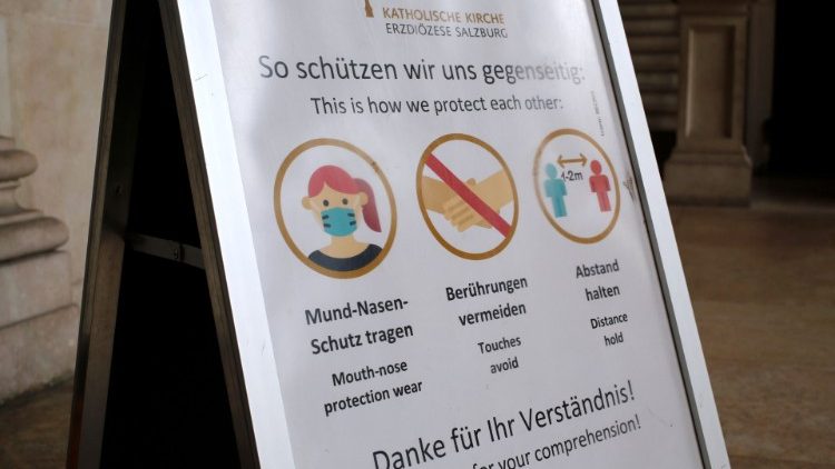 Hinweis auf Anti-Covid-Maßnahmen beim Eingang der Kirche in Salzburg