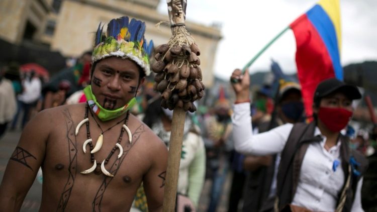 Indigener Teilnehmer an einer Demonstration gegen Duque in Bogotá, 21. Oktober