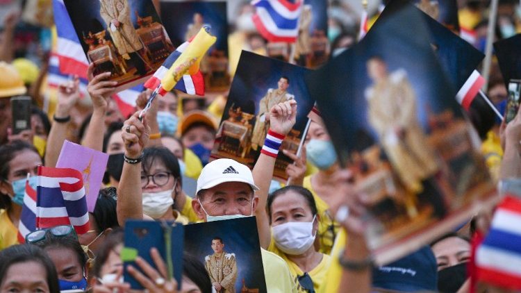 राजशाही के समर्थन में बैंकॉक में एकत्रित लोग