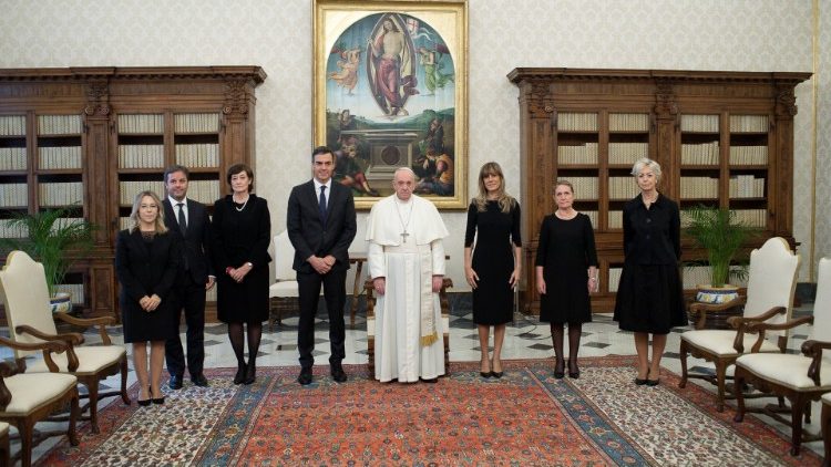 Le Pape entouré de la délégation espagnole.