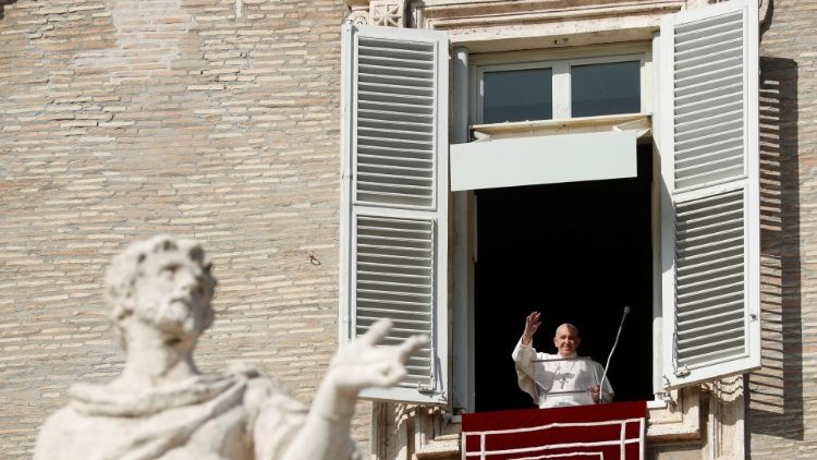 Papież przemawia do zebranych na Placu św. Piotra przed modlitwą Anioł Pański