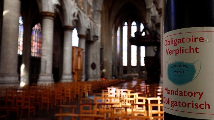 A sign reading 'Mask-wearing mandatory' inside an empty church in Brussels