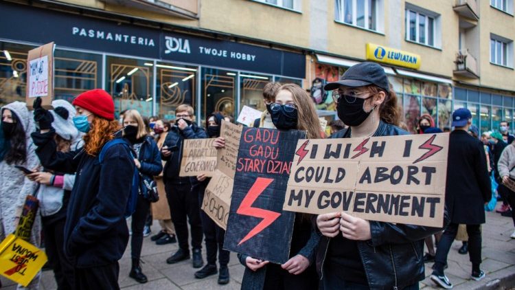 Eine Demonstration gegen die Verschärfung des Abtreibungsrechts in Gdynia