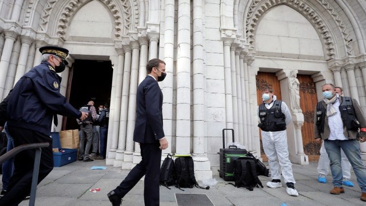 Frankreichs Präsident Macron besucht die Kathedrale in Nizza nach dem Anschlag