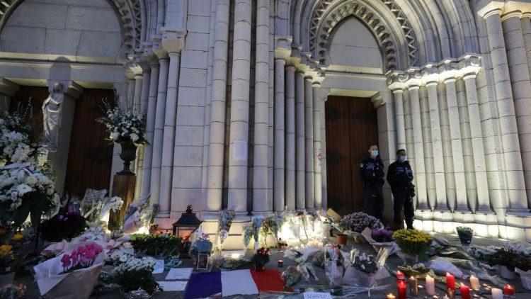 Des bougies et des fleurs déposées devant la basilique Notre-Dame de l'Assomption à Nice, le 30 octobre 2020.