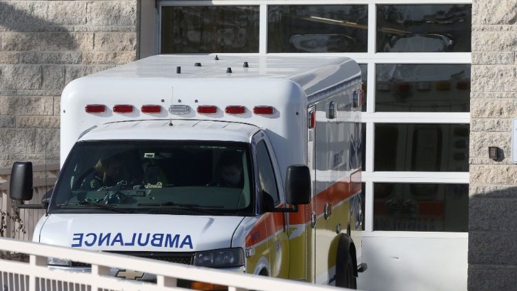 Une ambulance sortant d'un hôpital de Winnipeg, au Canada, en période de saturation des urgences pour cause de coronavirus.