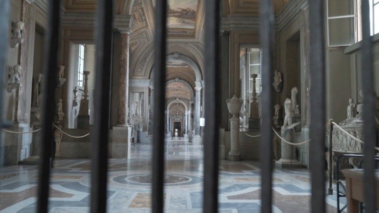 A Vatikáni Múzeum üres folyosói