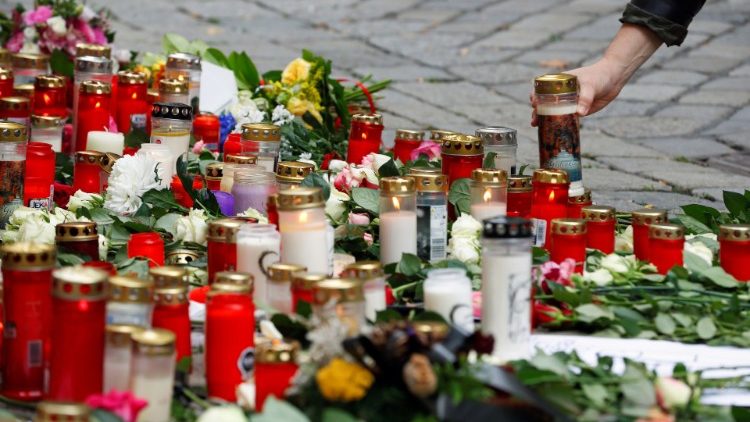 テロ事件の犠牲者を悼み、手向けられた花やろうそく　2020年11月4日　ウィーン市内