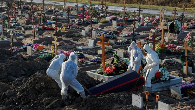 Beisetzung eines Corona-Opfers am Donnerstag im russischen St. Petersburg