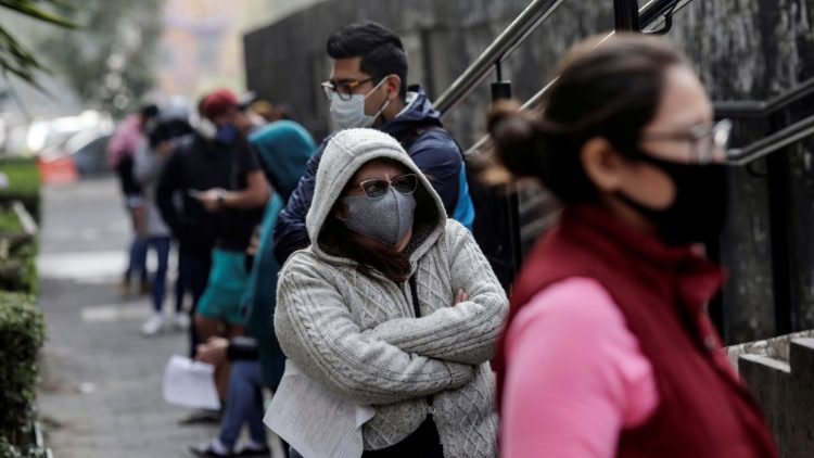 La gente en fila para hacer el test del coronavirus (COVID-19) en Ciudad de México.