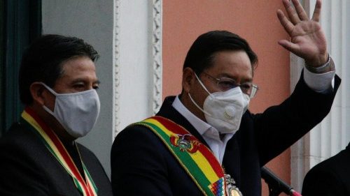 Bolivia, Arce giura come presidente: “Ricostruiamo il Paese”