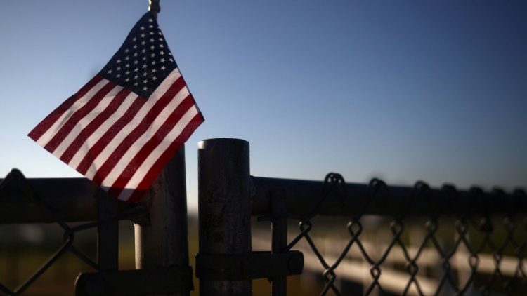 Un drapeau américain accroché à une barrière, ce lundi 9 novembre à Wahington.