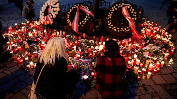 Nach der Terrorattacke vom November 2020 in Wien erinnern Blumengestecke an die Opfer. Daraus ist nun ein Kunstprojekt geworden, das im Stephansdom gezeigt wird