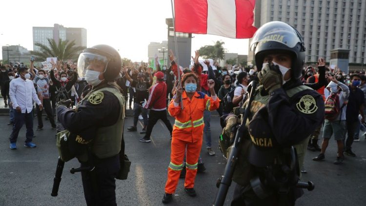 Ein Demonstrant hält während der Proteste nach der Amtsenthebung von Präsident Martin Vizcarra in Lima eine Flagge.