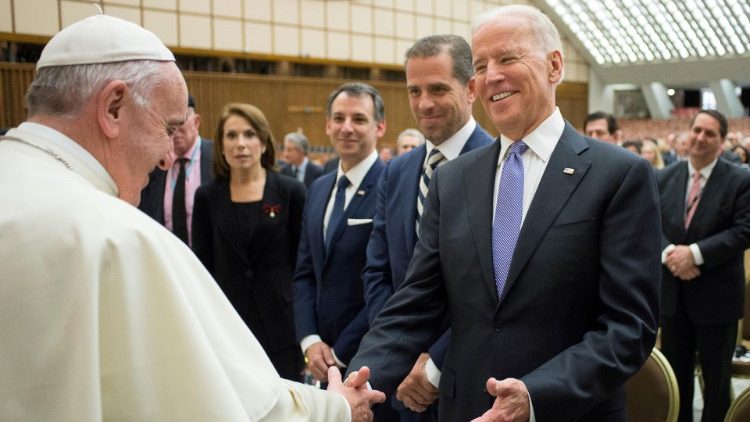 Påven Franciskus och Joe Biden under en audiens 2016