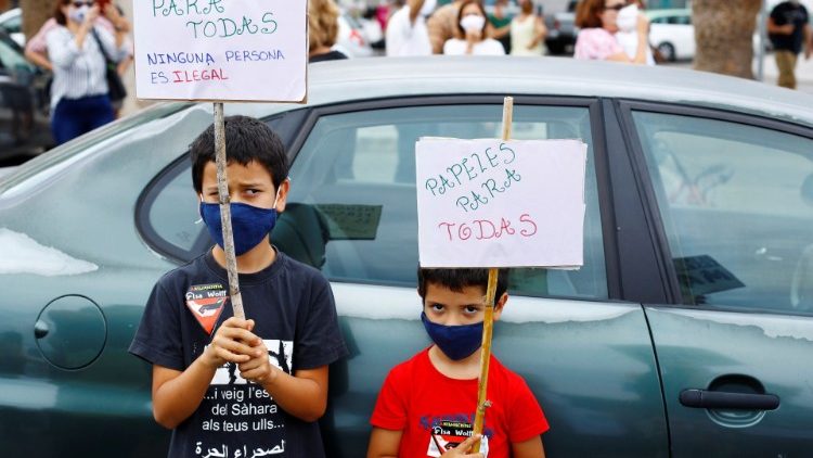 Kinder demonstrieren in Spanien für mehr Rechte von Einwanderern