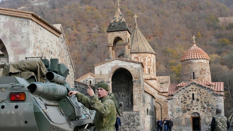 Soldats russes devant le monastère de Dadivank dans le Haut-Karabakh